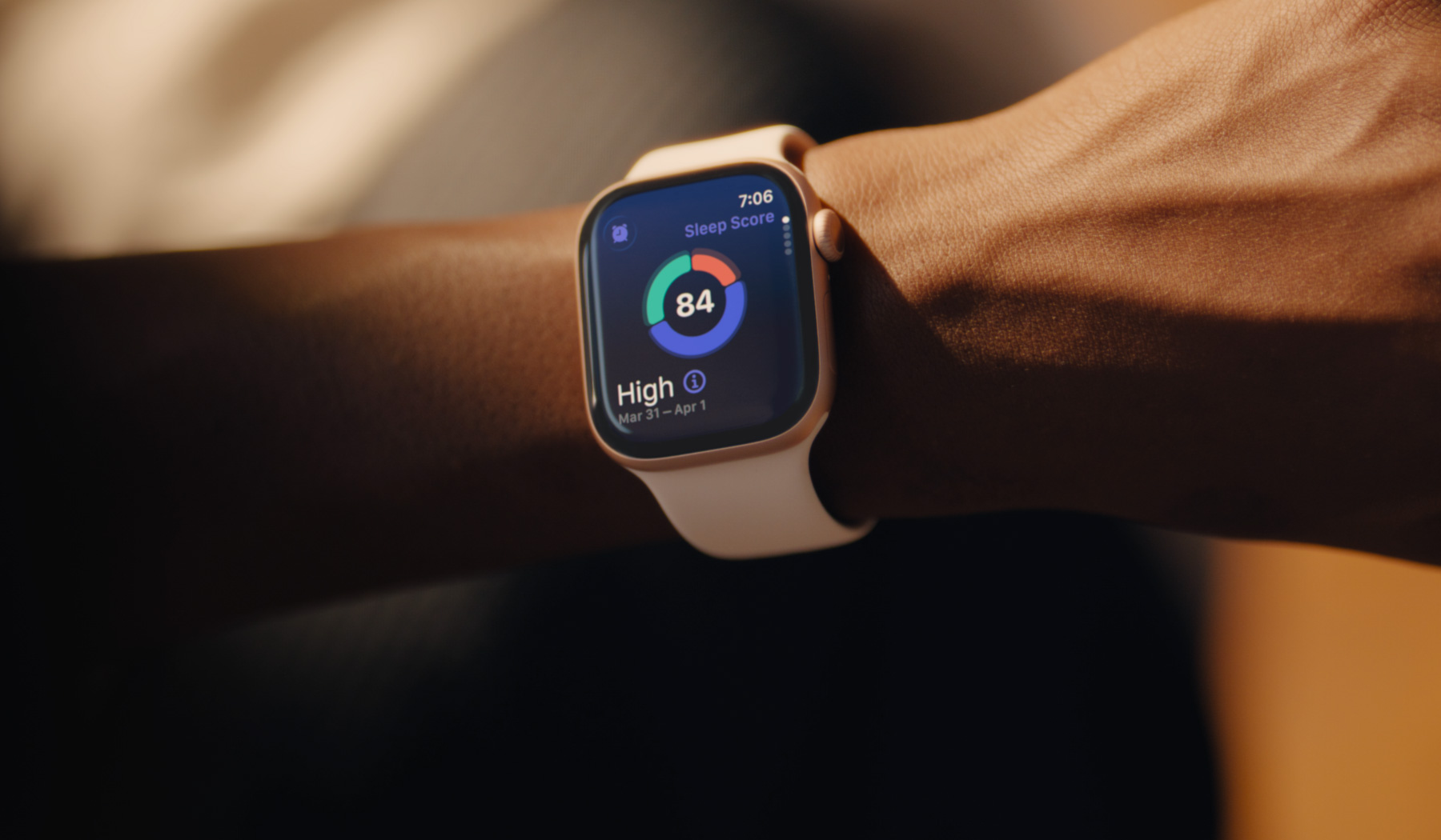 Uma pessoa lê sua pontuação de qualidade de sono no Apple Watch Series 11