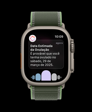 Apple Watch Ultra 3 com caixa de titânio natural, n notificação de estimativa da data de ovulação do Acompanhamento de Ciclo no app Saúde, pulseira loop Trail azul/azul-brilhante