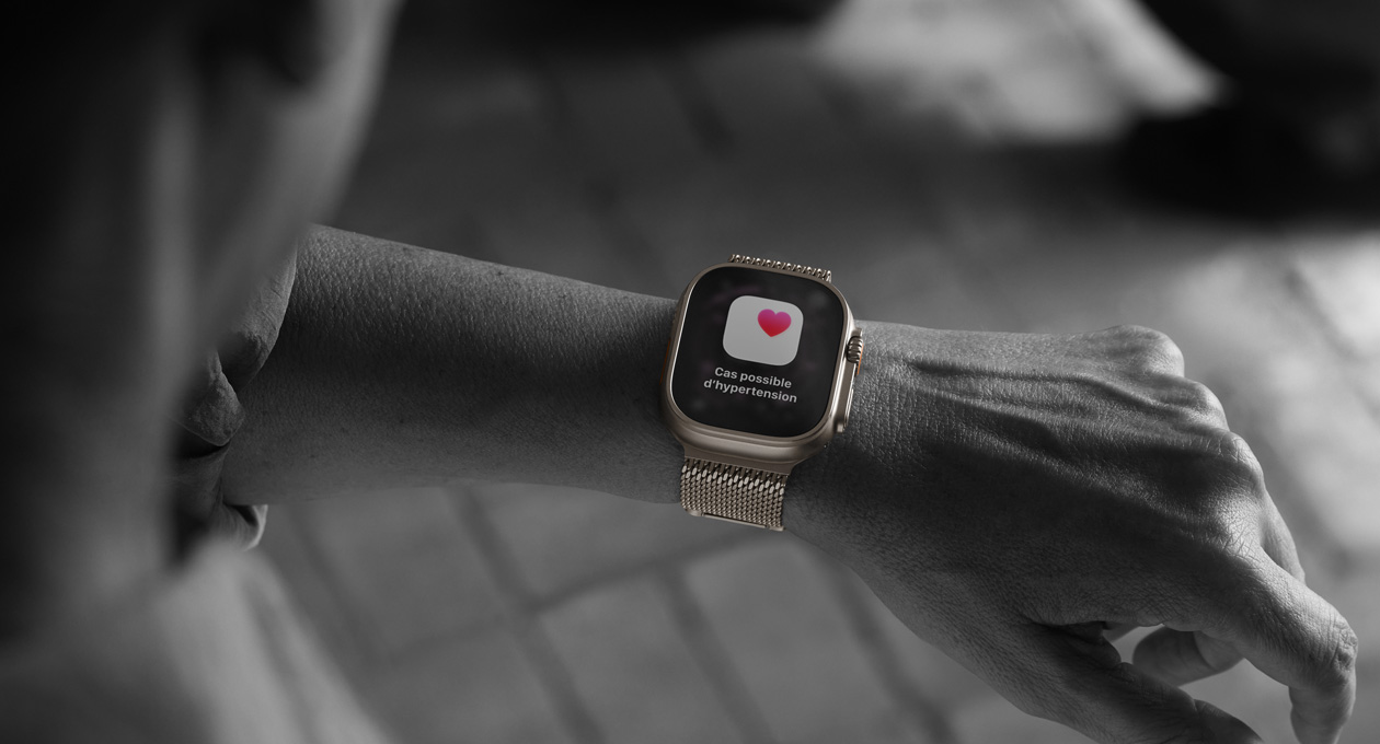 Une personne regarde une notification d’hypertension dans l’app Santé sur Apple Watch Ultra 3