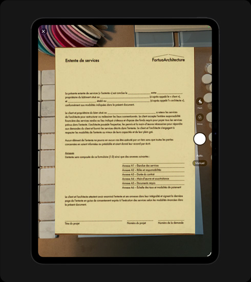 Un iPad Pro, face avant, orientation portrait, noir infini, l’écran affiche une entente de services numérisée avec du texte et des lignes de signature bien visibles