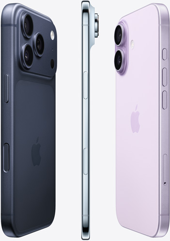 Pohled na zadní stranu temně modrého iPhonu&nbsp;17&nbsp;Pro, pohled zboku na blankytně modrý iPhone&nbsp;Air a&nbsp;pohled na zadní stranu levandulových iPhonů&nbsp;17 poskládaných do vějíře