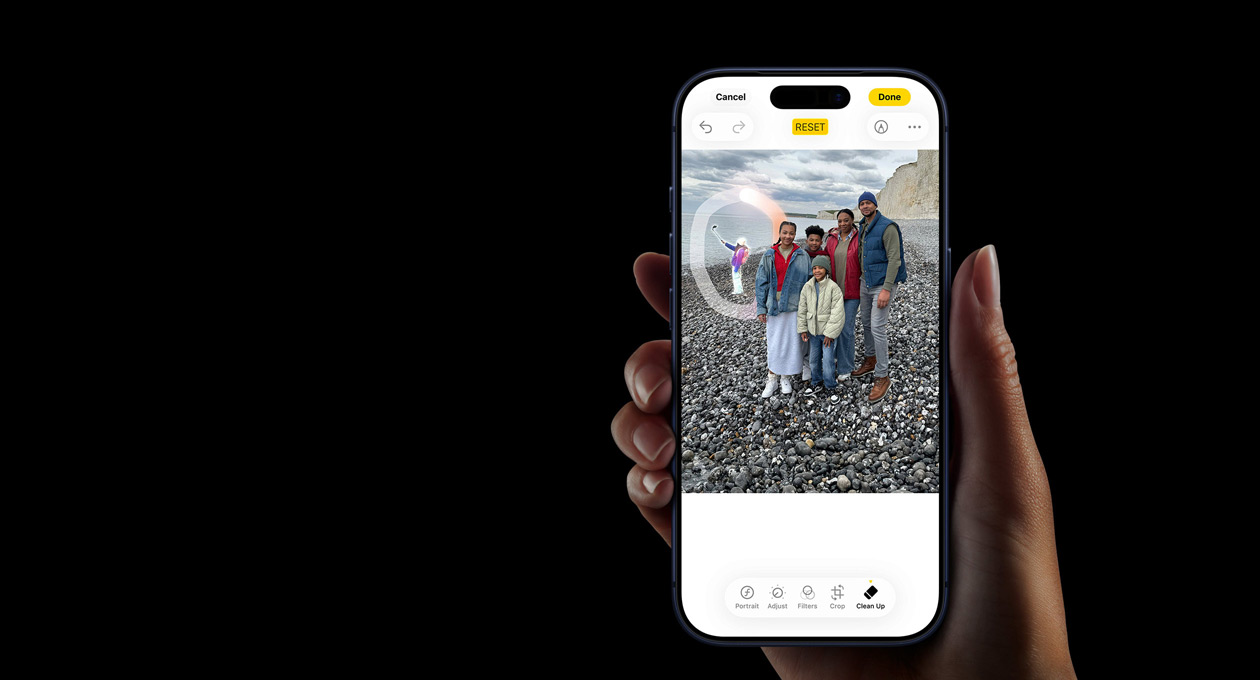 Een hand die een iPhone 17 Pro vasthoudt, met op het scherm de Apple Intelligence-feature Live Vertaling die wordt ingezet tijdens een telefoongesprek op de speaker