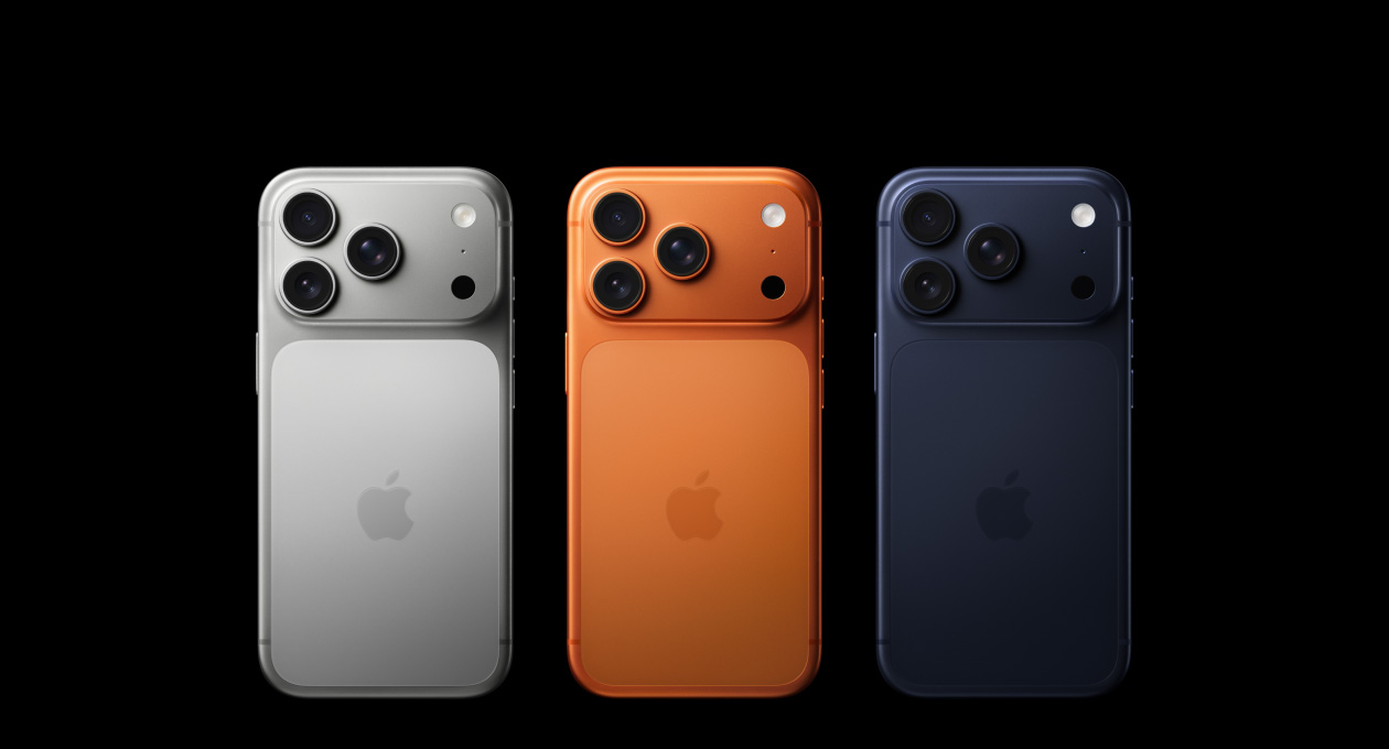 iPhone 17 Pro, achterkant, in de drie kleuren, Zilver, Kosmisch Oranje, Diepblauw, Pro Fusion-camerasysteem linksboven, 3 lenzen, microfoon, flitser, Apple logo in het midden