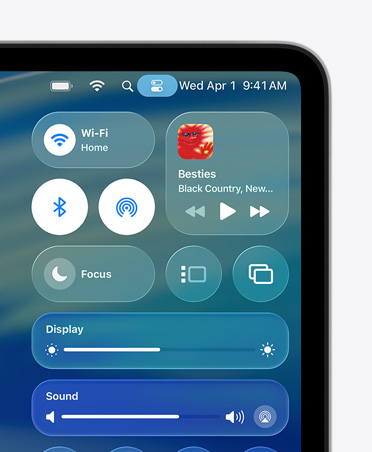 Egy Mac kijelzőjének jobb oldalán egyedi Liquid Glass-vezérlők a Vezérlőközpontban, például a Wi‑Fi és a Bluetooth