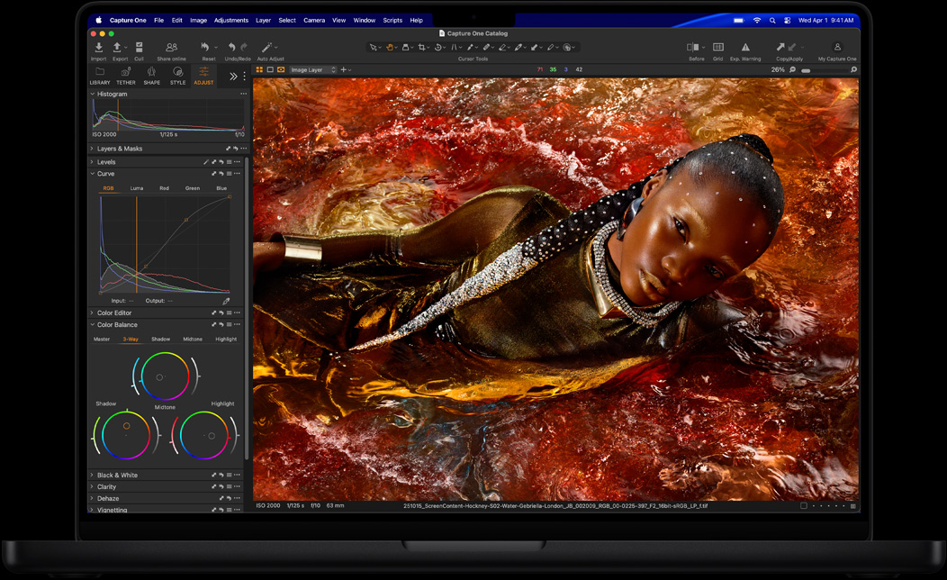 Layar MacBook Pro memperlihatkan foto seseorang sedang diedit di Capture One