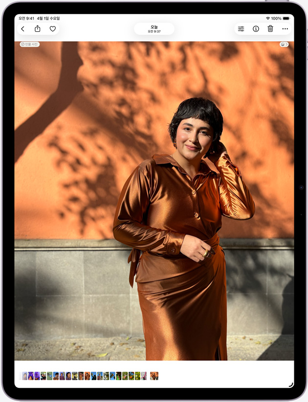 Liquid Retina 디스플레이를 보여주기 위해 사진 앱이 띄워진 iPad Air 13의 화면 앞면.