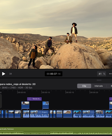 iPad Pro, parte frontal, en posición vertical, negro espacial, la pantalla muestra una app de edición de video con una imagen de personas posando sobre rocas en un desierto, la línea de tiempo y herramientas de edición