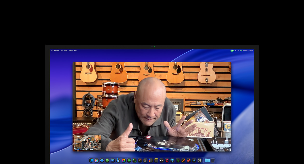 Videozvana laikā persona mūzikas ierakstu veikalā rūpīgi nopēta DJ konsoli – pateicoties Center Stage kamerai, šī persona vienmēr ir kadra centrā