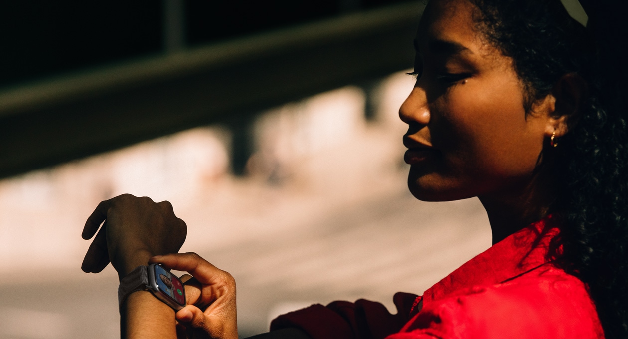 شخص يقرأ محادثة في تطبيق الرسائل على Apple Watch Series 11‏