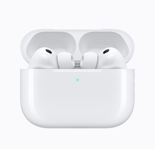 سماعات AirPods 4 داخل علبة شحن بيضاء مفتوحة