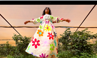 جهاز MacBook&nbsp;Air يعرض شاشة ريتنا&nbsp;ليكويد