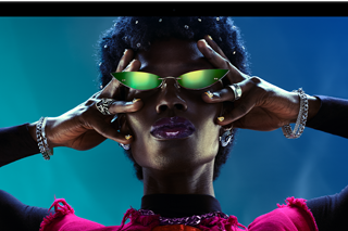 شاشة ملونة على MacBook Pro تُظهر شخصاً يتفاعل بحماس مع الجمهور في إحدى الحفلات، ما يبرز حيوية شاشة ريتنا ليكويد XDR‏ النابضة بالحياة