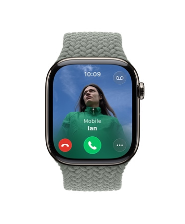 Apple Watch Series 11 z kopertą z tytanu w kolorze naturalnym, pleciona opaska Solo w kolorze szarozielonym, połączenie przychodzące, widać zdjęcie osoby dzwoniącej, przyciski akceptacji lub odrzucenia połączenia, widać prawy bok urządzenia i pokrętło Digital Crown