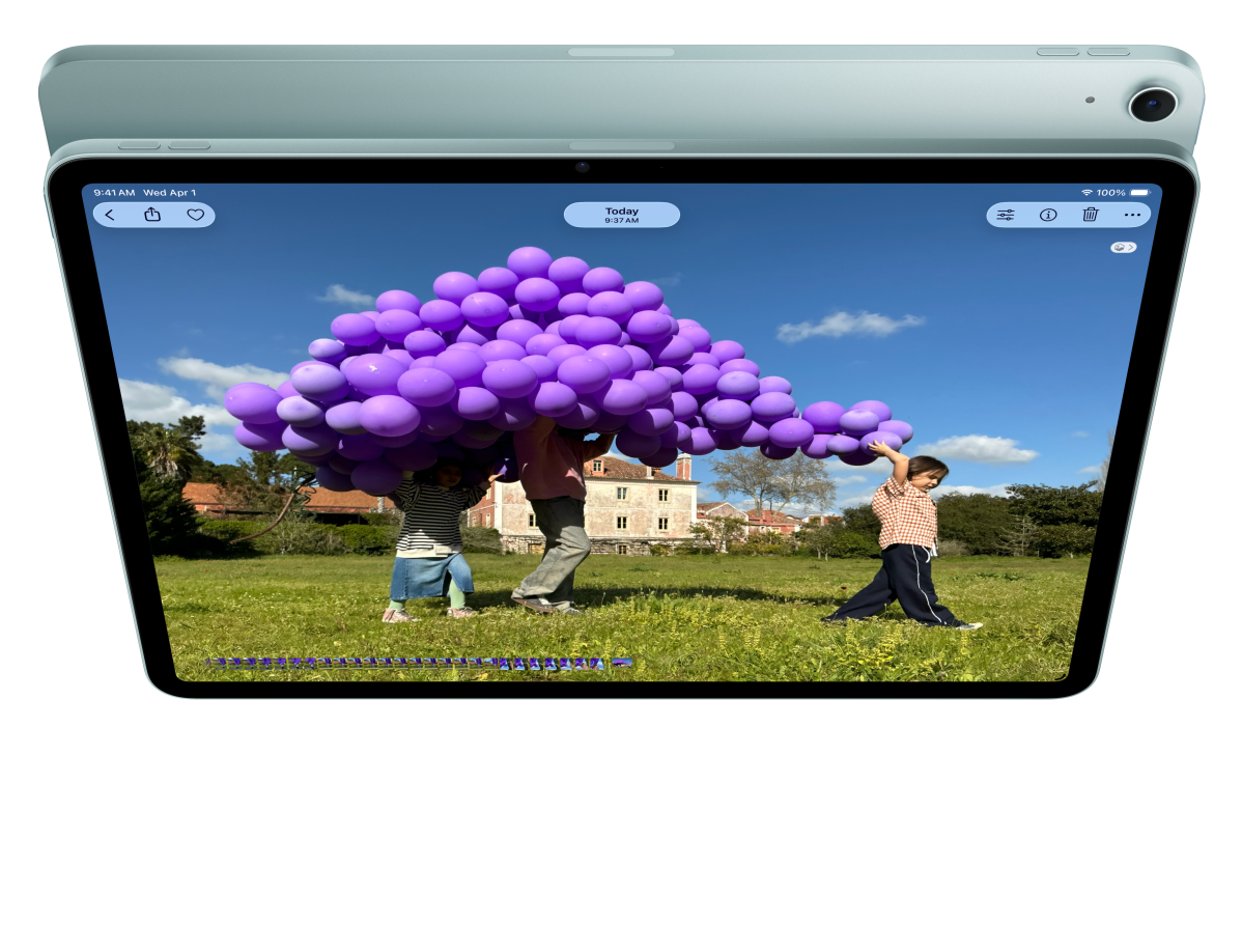 Przód iPada Air, na którym ktoś korzysta z FaceTime podczas przeglądania prezentacji Keynote. Za pierwszym iPadem Air widać drugie urządzenie ustawione tyłem