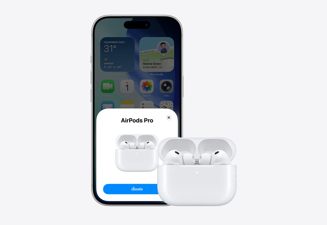 ภายนอกด้านหน้าของ iPhone, ป๊อปอัพการเชื่อมต่อกับ AirPod บนหน้าจอ, AirPods ในเคสที่เปิดอยู่วางอยู่ข้าง iPhone