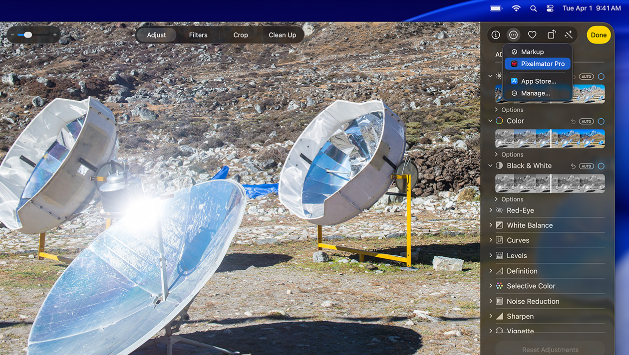 หน้าจอ MacBook Pro รุ่น 16 นิ้ว, ภาพถ่ายกล้องโทรทรรศน์อวกาศสีเงินสามตัวที่อยู่บนพื้น, เครื่องมือปรับแต่งภาพ