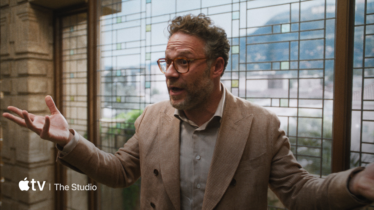 โทรทัศน์จอแบนแสดงวิดีโอของรายการและภาพยนตร์ Apple TV, Apple Music และ Apple Arcade