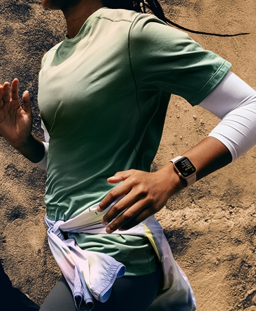 Apple Watch SE 3 ile koşusunu takip eden bir kişi