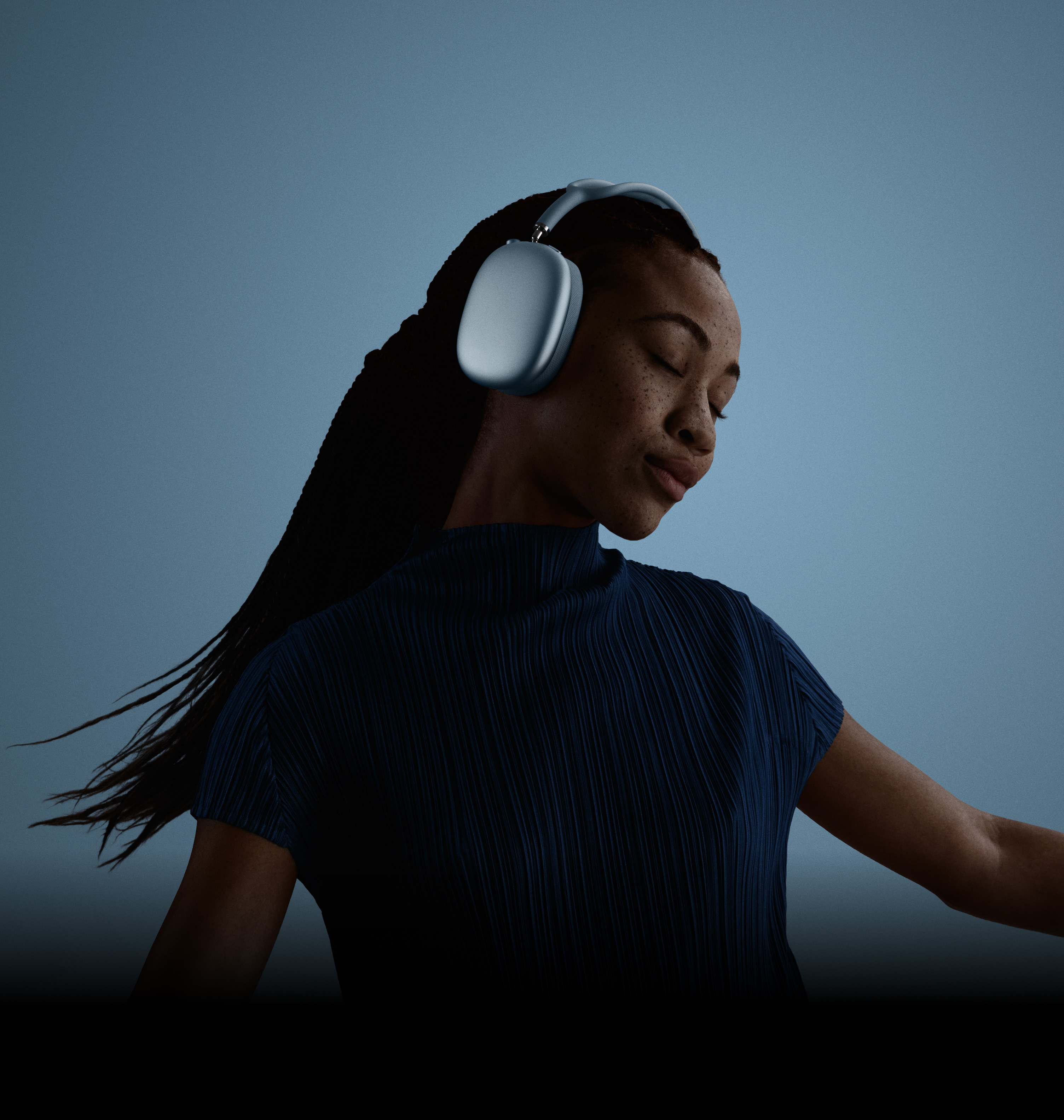 Žena zatvorenih očiju i s glavom nagnutom ulijevo nosi slušalice AirPods Max.