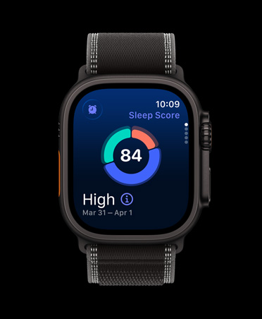 Apple Watch Ultra 3, Farbe Schwarz, Titangehäuse, das Display zeigt die runde Schlafindex Grafik, Armband, Trail Loop, Farbe Schwarz/Kohlegrau