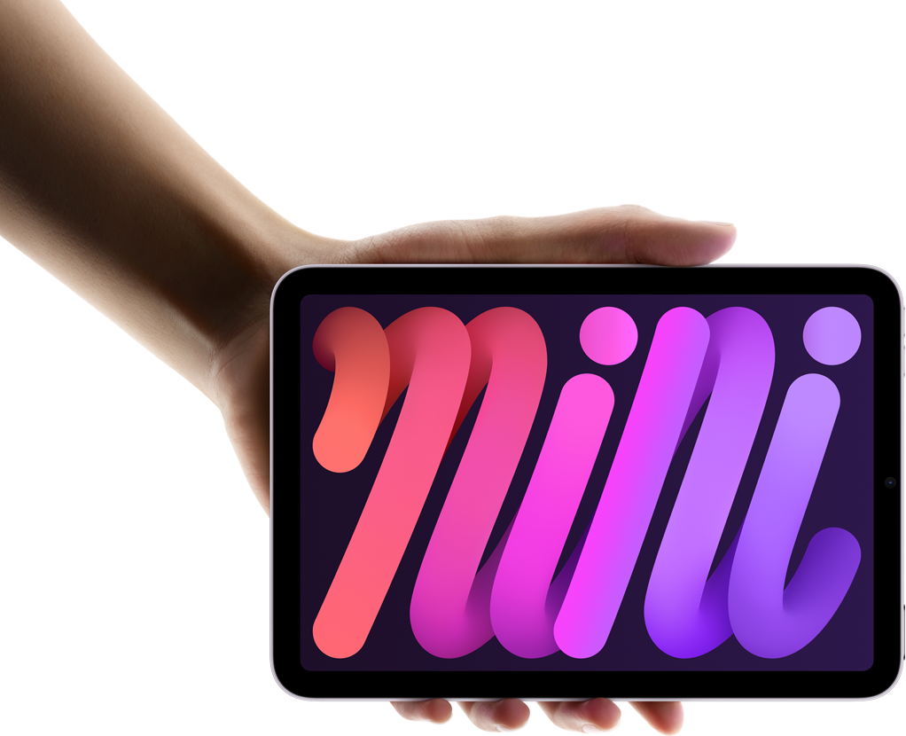 iPad mini يحمله المستخدم بيد واحدة في وضع أفقي لإظهار صغر حجمه وسهولة حمله.