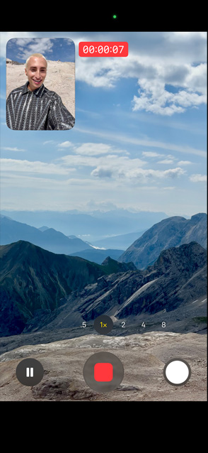 iPhone 17 Pro priekšējais ekrāns, kurā redzama Dual Capture video funkcija, demonstrējot iespēju vienlaikus skatīt gan ar priekšējo, gan aizmugurējo kameru uzņemtu video