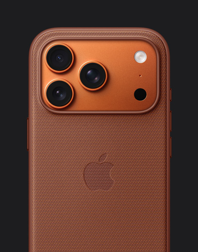 iPhone 17 Pro, achterkant, in de kleur Kosmisch Oranje, met oranje TechWoven hoesje met MagSafe