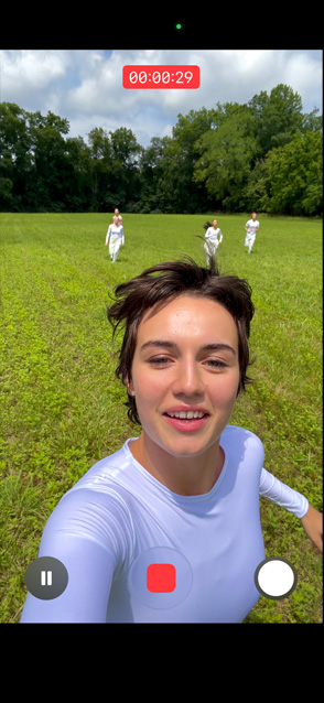 iPhone 17 Pro-scherm met de feature voor ultrastabiele video tijdens een video van iemand die rent