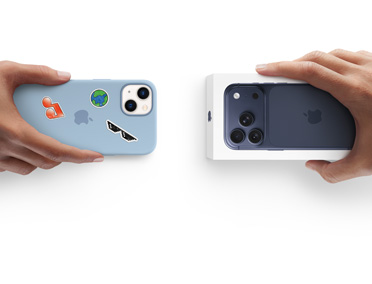 Hand met een inruil-iPhone 13 in een siliconenhoesje met stickers op de achterkant, die wordt ingeruild voor een nieuwe iPhone 17 Pro in de verpakking.