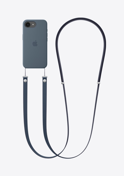 Sort iPhone 17e vist bagfra med silikone-etui med MagSafe i blå og crossbody-rem i blå fastgjort