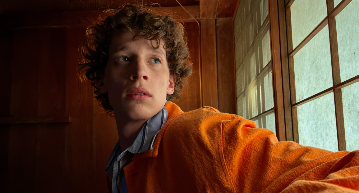 Et billede af en person taget med Nat-tilstand