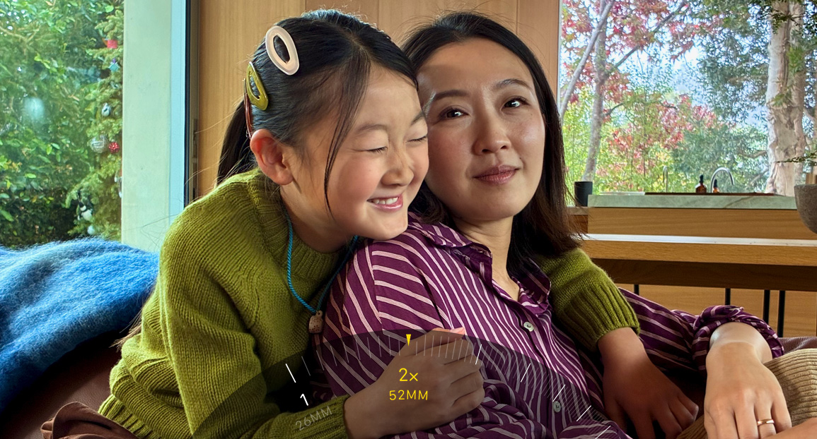 2 x tele-funktionen i brug, hvor der zoomes ind på to personer, der giver hinanden et kram