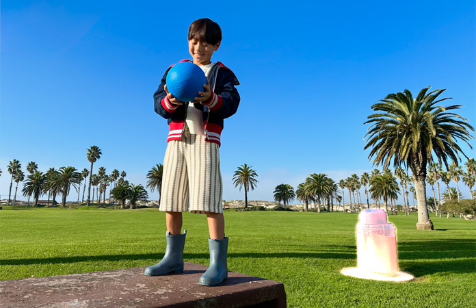 Værktøjet Visk ud, som bruges til at fremhæve en skraldespand, der skal fjernes i baggrunden på et billede