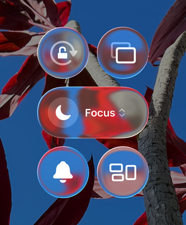 Farverig hjemmeskærm på iPhone med gennemsigtige Liquid Glass-apps og -widgets