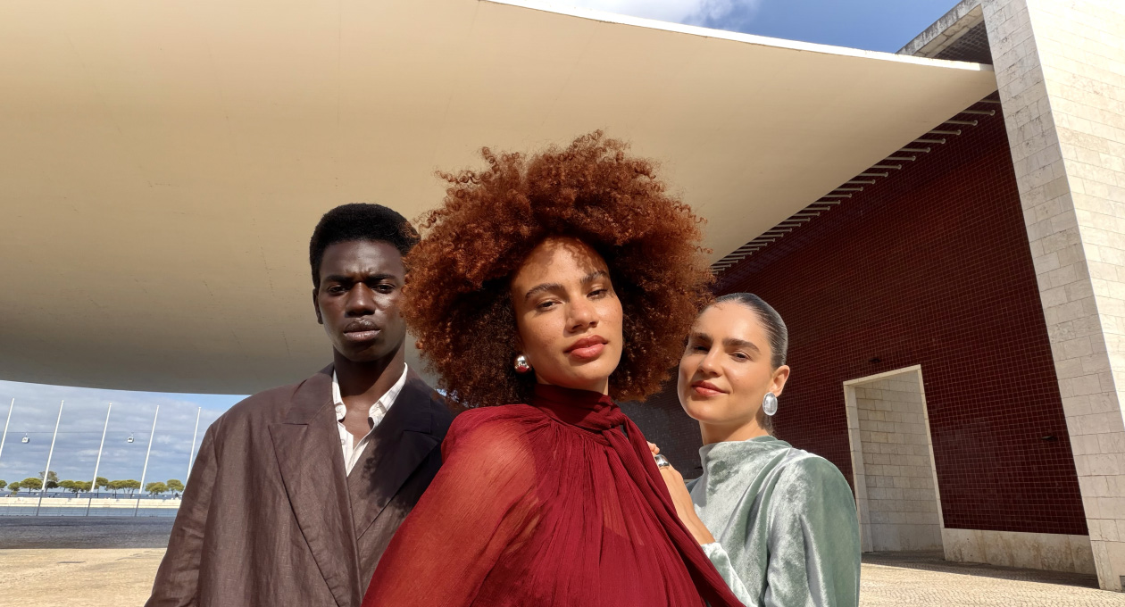 Kuvien valokeilatoiminto käytössä, korostaa useiden kuvattavien kasvoja