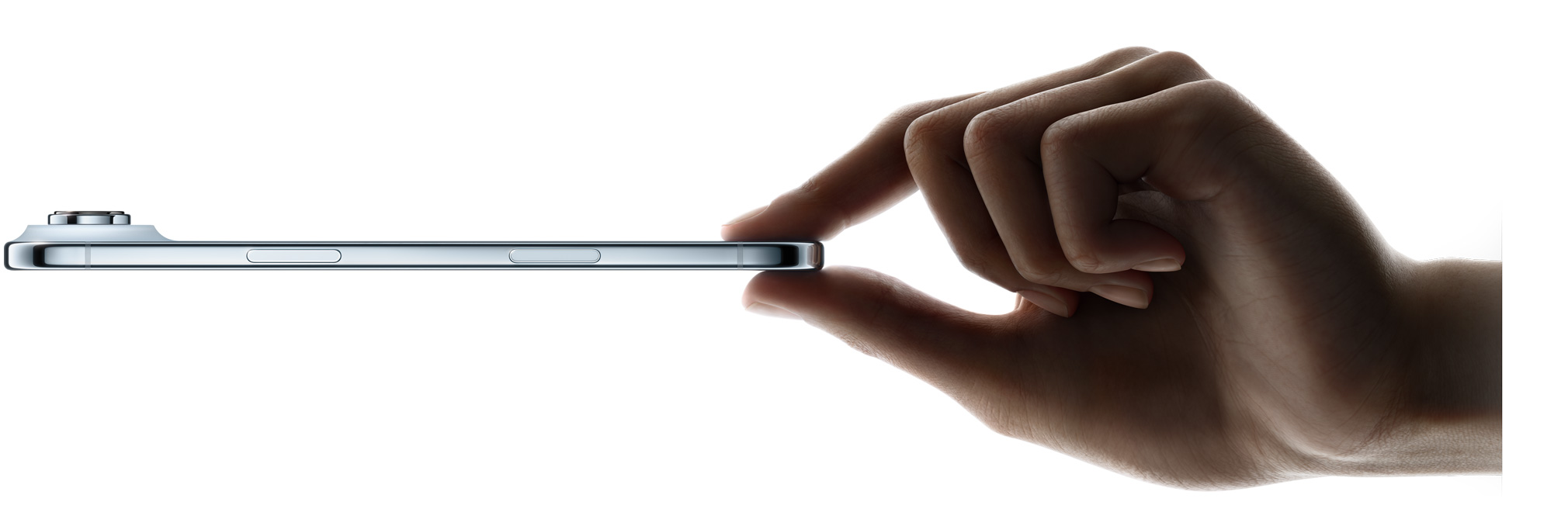  Peukalo ja etusormi pitelevät iPhone Airia, sivupinta, taivaansininen väri, ohut profiili, Fusion-kamerajärjestelmä, painikkeet: sivu, Kamerasäädin