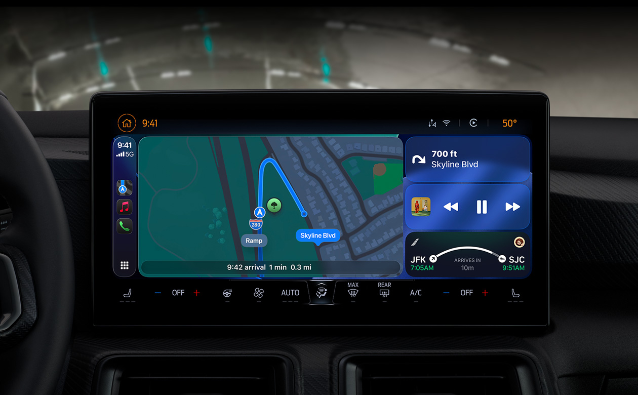 CarPlay i en bil viser en vejvisning i Kort, Apple Music, flyoplysninger og widgets