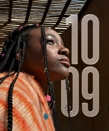 Se ve el rostro de una persona a la izquierda, con números translúcidos angostos a la derecha, muy bien acomodados detrás de la persona retratada en la carátula Fotos