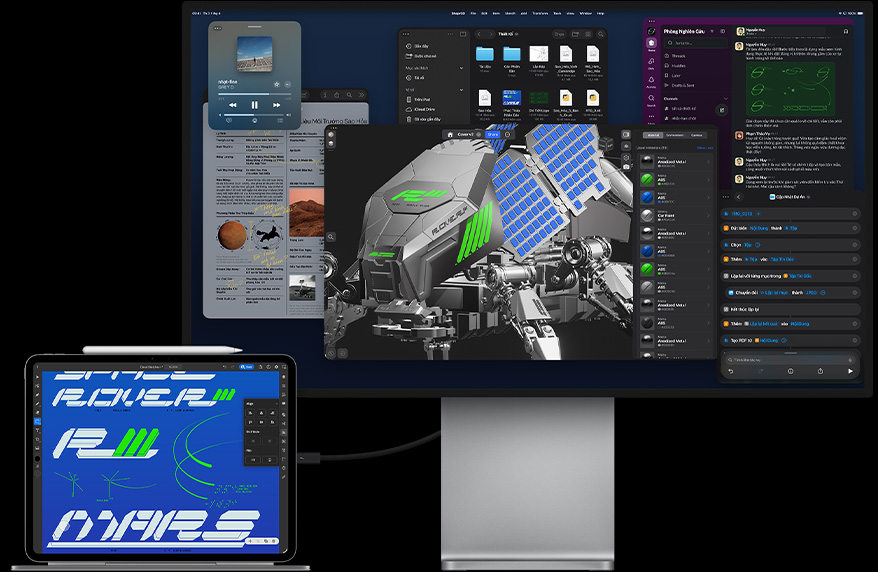 iPad Pro, vỏ ngoài mặt trước, nằm ngang, màu bạc, gắn với Magic Keyboard nằm ngang, màu bạc, tất cả đều được kết nối với Mac Studio Display ngoài, màn hình iPad Pro hiển thị ứng dụng thiết kế đồ họa, màu sắc và văn bản sống động, Studio Display hiển thị nhiều ứng dụng và một mô hình 3D